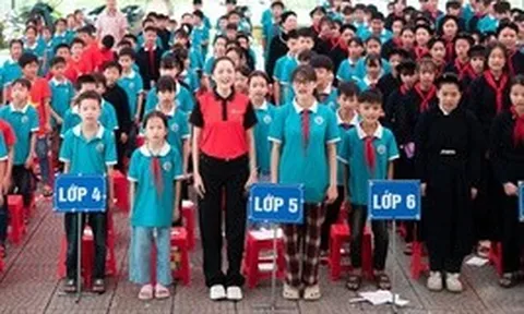 Ca sĩ Bảo Anh hát vang Quốc ca nơi trường bản vùng biên giới