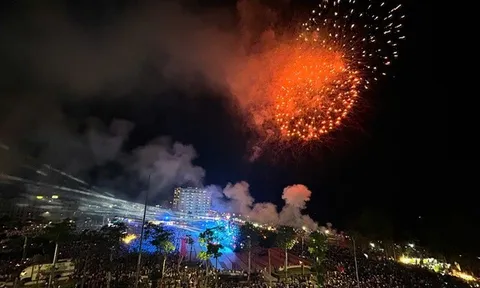 Màn pháo hoa đẹp mắt tại lễ hội khai trương du lịch biển Sầm Sơn 2026