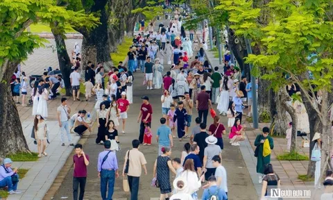 Rộn ràng du khách ở các điểm di tích, Huế lập kỷ lục “xưa nay chưa từng có”