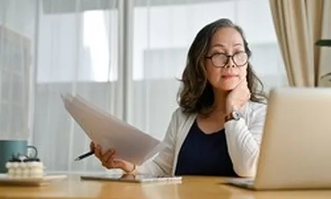 Tuổi trung niên là giai đoạn dễ xuống dốc nhất, tiền tích cóp cả đời có thể “bốc hơi” chỉ vì 3 điều này