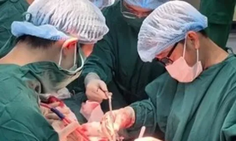 Đứt động mạch cổ, thanh niên may mắn thoát chết