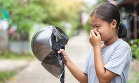 5 cách khử mùi hôi mũ bảo hiểm mà không cần tháo rời