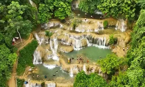Du khách tìm đến đến dòng thác Mây 9 tầng ở Thanh Hóa trốn nóng ngày đầu hè