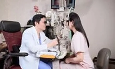 Làm việc với màn hình 10 tiếng/ngày: Đâu là lựa chọn mổ cận phù hợp?
