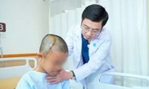 Bác sĩ ở TP.HCM mổ não tỉnh cho cậu bé 12 tuổi, cho làm toán ngay trên bàn mổ