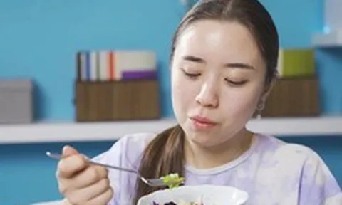 "Ăn ít như mèo", người phụ nữ 55 tuổi vẫn thừa 35% mỡ: Chuyển sang ăn "hai thứ này" đã loại bỏ bụng dưới và giảm mỡ nhanh chóng