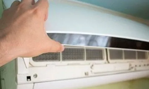 Bật điều hòa nghe tiếng lạ, người đàn ông vội mở ra kiểm tra rồi bất ngờ: Ai xem cũng rùng mình!