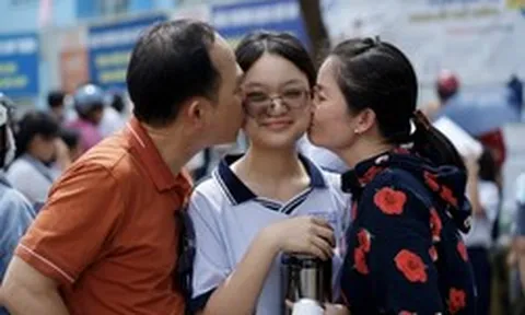 3 thứ phụ huynh EQ cao mang theo khi đưa con đi thi lớp 10