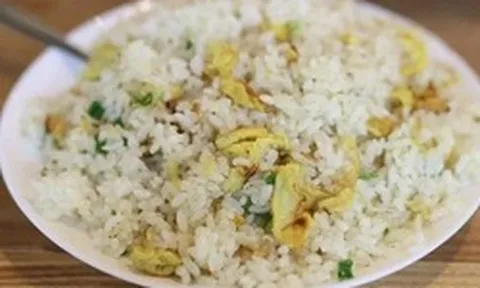 Ăn cơm kiểu này, người đàn ông phải đi cấp cứu, nằm phòng ICU