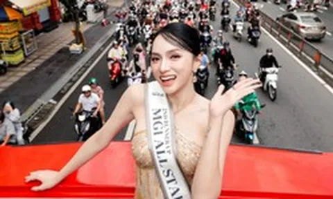Sở Văn hóa và Thể thao TP.HCM lên tiếng về vụ Hương Giang diễu hành trên xe buýt 2 tầng
