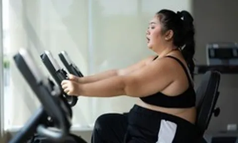 Nhịn ăn liên tục 6 ngày, giảm liền 7,5kg, cô gái 25 tuổi tự thưởng 1 xô gà rán, 2 gói mỳ cay rồi phải nhập viện gấp