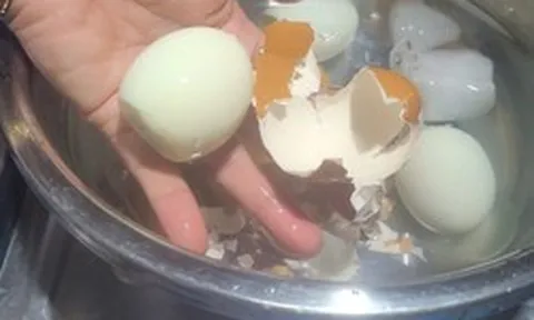 Luộc trứng nên đợi nước sôi hay thả ngay từ nước lạnh? Đơn giản thế mà nhiều người vẫn sai