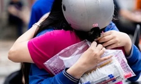 Lời tự sự đêm muộn của một người mẹ sau kỳ thi ĐH viral khắp nơi: "Con ơi, điều mẹ quan tâm nhất không phải là điểm số, mà là..."