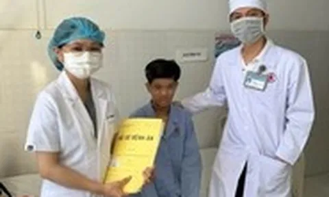 Tai nạn hy hữu, đang chạy xe bị cây tre cứa ngang cổ