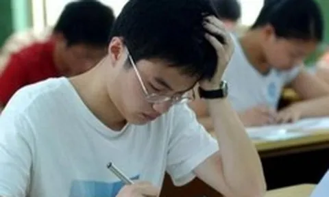 Nam sinh tưởng trượt ĐH vì môn Toán điểm cực thấp, nào ngờ hiệu trưởng xem xong bài thi lập tức đặc cách tuyển thẳng: “Em đã được nhận!”