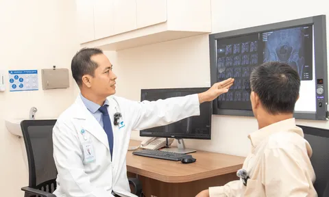 Tưởng chừng phải “nằm một chỗ”, người bệnh đã tự đi lại được tốt sau 48 giờ phẫu thuật thay khớp háng