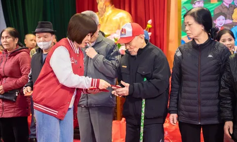 SABECO và Ủy ban Mặt trận Tổ quốc Việt Nam trao tặng 300 phần quà “Chung vị Tết Việt” cho người dân tỉnh Ninh Bình