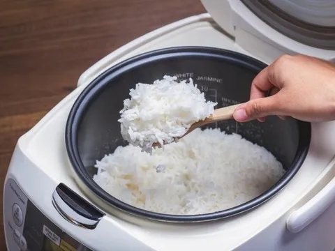 Có nên rút phích cắm nồi cơm điện ngay khi cơm chín? Thì ra bấy lâu rất nhiều người hiểu sai