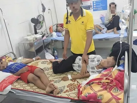 Xuất hiện clip phó hiệu trưởng bị cho là "ngăn cản đưa học sinh đi cấp cứu"