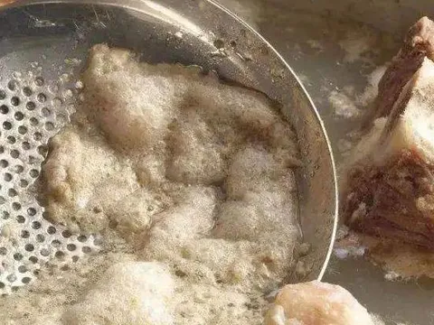 Khi nào nên, khi nào không nên vớt bọt nổi lên lúc luộc thịt? Chuyện đơn giản nhưng nhiều người làm sai