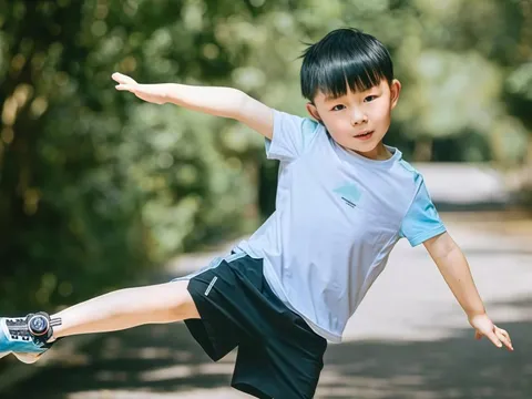 Nhà tâm lý học: Tư thế đi bộ tiết lộ tính cách của con bạn - Nếu trẻ thuộc kiểu này, rất có thể là một nhà lãnh đạo bẩm sinh