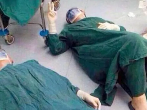 Bức ảnh 2 bác sĩ phẫu thuật nằm trên sàn phòng mổ lạnh lẽo viral khắp mạng