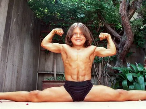 Cậu bé 8 tuổi đã là quái vật thể hình cơ bắp cuồn cuộn, bụng 6 múi sầu riêng, nhìn 20 năm sau mới choáng