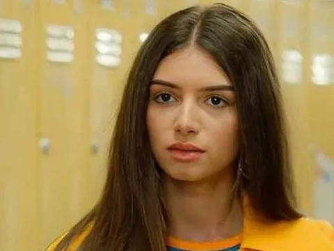 Xem phim Sex Education, tôi nhận ra mình đã dạy con cách "khoe khoang" tinh tế, giống hệt những người lớn đạo đức giả