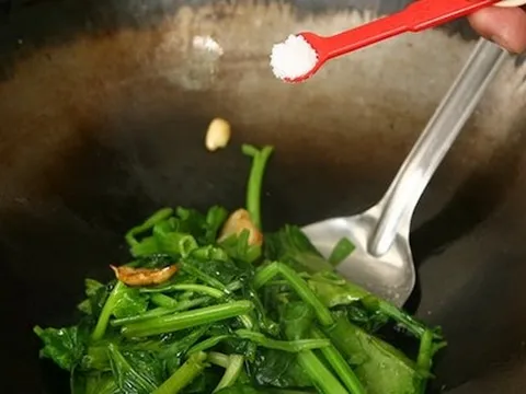 Lúc nào cho muối khi nấu ăn là chuẩn?