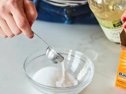 Chỉ vì trộn baking soda với giấm, nhiều người làm hỏng cả mặt bếp: Hóa ra hỗn hợp này không hề “thần thánh”