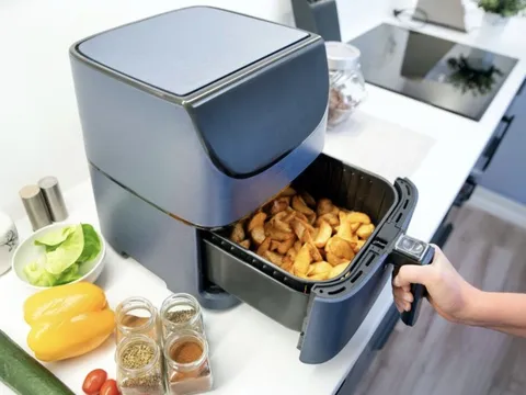 Nồi chiên không dầu sạch bong như mới khi được vệ sinh bằng 2 thứ - không cần chả xát