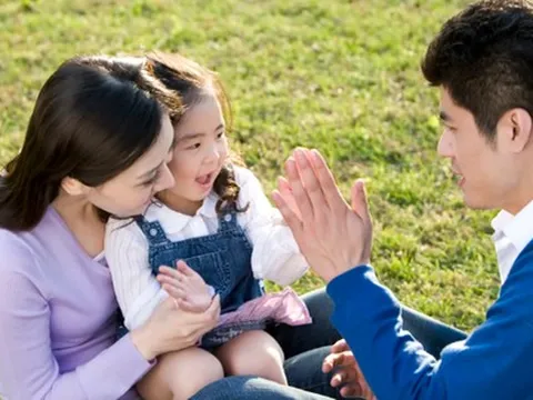 "Con yêu bố hay mẹ hơn?": Các bậc phụ huynh hãy chú ý, đây là một câu hỏi rất nguy hiểm!