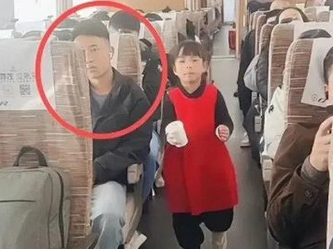 Bức ảnh đang gây tranh cãi: Đứa trẻ tự tin, dũng cảm hay cha mẹ thiếu tế nhị, không nhắc nhở con ở nơi công cộng?