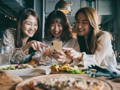 Tôi được thưởng 4 triệu đồng cuối năm, đồng nghiệp giục mở tiệc ăn mừng: Hóa đơn được đưa ra, cả bàn bỗng im bặt