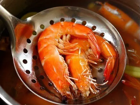 Bí quyết ba đời luộc tôm đỏ au, ngọt thịt lại không tanh: Tết này mời bạn áp dụng thử