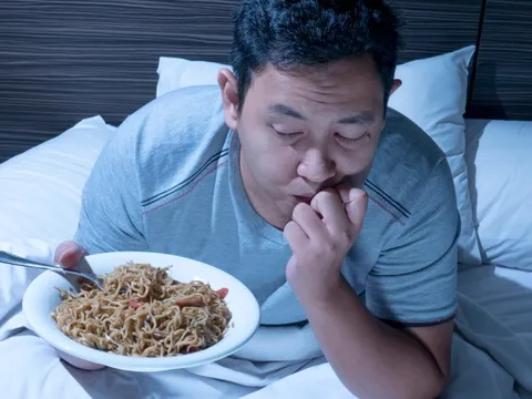 Ngừng ăn 3 tiếng trước khi đi ngủ, cơ thể có 2 thay đổi ít người ngờ tới