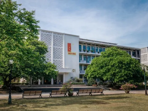 Ở Việt Nam, có một đại học "đi bộ 5 năm chưa hết ngóc ngách của trường", sinh viên được cộng điểm nếu... đi xe bus