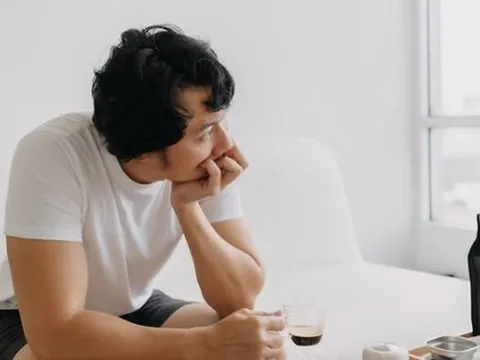 Sau tuổi 40, vì sao nhiều nam giới bỗng nhiên hay mệt mỏi, dễ cáu gắt? Biết lý do nhiều anh còn cảm thấy ngại