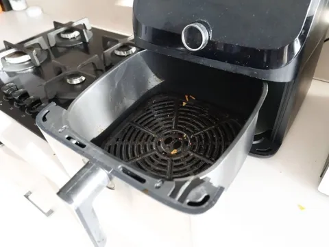 Nồi chiên không dầu sạch như mới sau khi được vệ sinh bằng 2 thứ - không cần tốn sức chà rửa