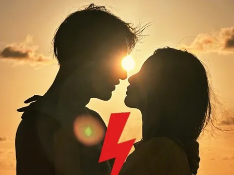 Tin mật showbiz: "Anh sếp" và nàng thơ gen Z rạn nứt, chiến tranh lạnh gần nửa tháng qua?