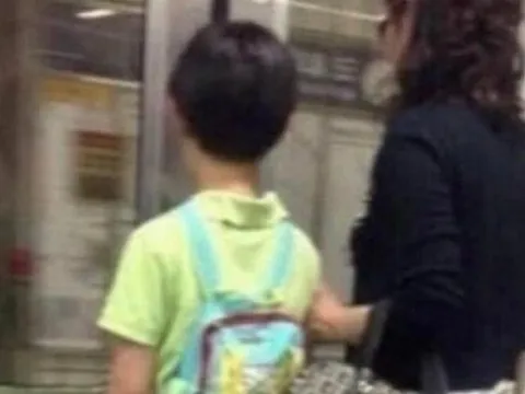 Chi tiết bất thường trong bức ảnh hai mẹ con khiến ngàn phụ huynh xuýt xoa: Dạy con sao hay thế!