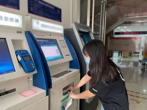 Phát hiện hơn 38 triệu đồng tiền mặt nằm chơ vơ ở khay tiền của cây ATM: Công an kiểm tra camera an ninh nhận ra điều kỳ lạ