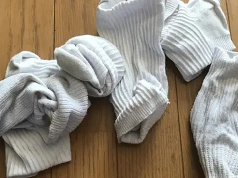 Giặt tất lộn trái hay lộn phải mới đúng?