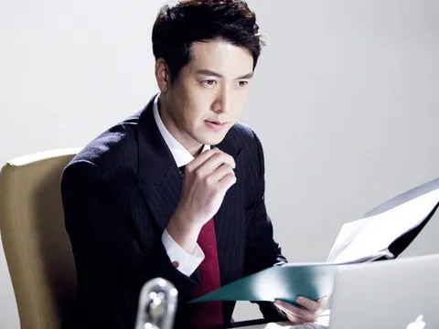 Nhìn số tiền thưởng Tết của chồng quá lớn, tôi mừng rớt nước mắt nhưng sếp anh bảo đó là nhờ tôi vì lý do không tin nổi