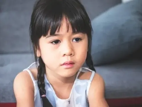 Tình trạng "nghèo khó" của một gia đình bắt nguồn từ 3 thói quen xấu này; dù không thiếu tiền, cuộc sống của họ vẫn rất rối ren