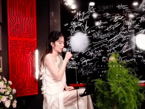 Nhân vật cứ xuất hiện là gây tranh cãi, ngang nhiên mang hit toàn cầu của thành viên BLACKPINK đi diễn khắp nơi