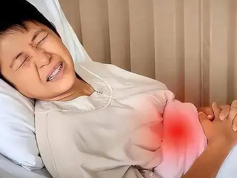 Miệng bỗng xuất hiện 4 dấu hiệu lạ, rất có thể dạ dày đang "kêu cứu" vì ung thư