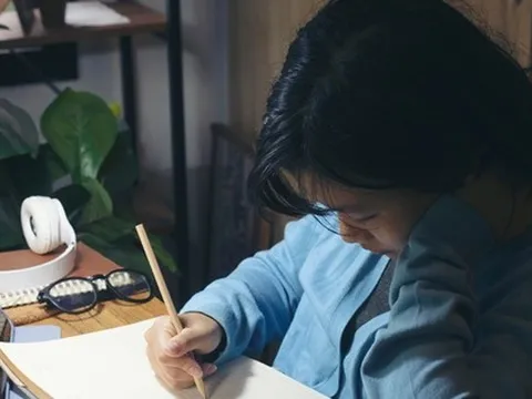 Cô bé 10 tuổi toàn học đến rạng sáng, sát kỳ thi lại từ chối tới trường, đằng sau là thực tế 80% trẻ mất ngủ không dám nói ra