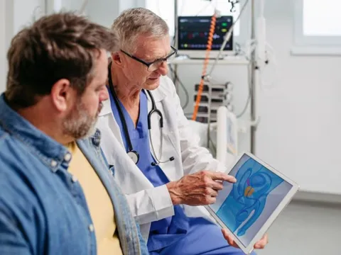 Bác sĩ ung bướu nói thẳng: Nam giới nào có 2 dấu hiệu này thì cần đi khám gấp