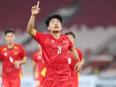 Trung vệ Lý Đức với hình ảnh khác lạ khiến netizen phản ứng